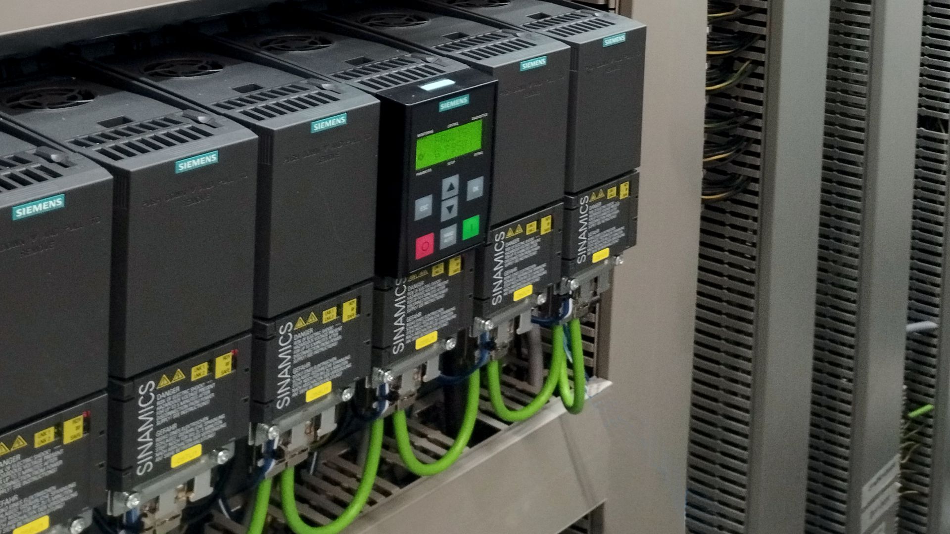 Quadros elétricos industriais da New Instance em ambiente industrial